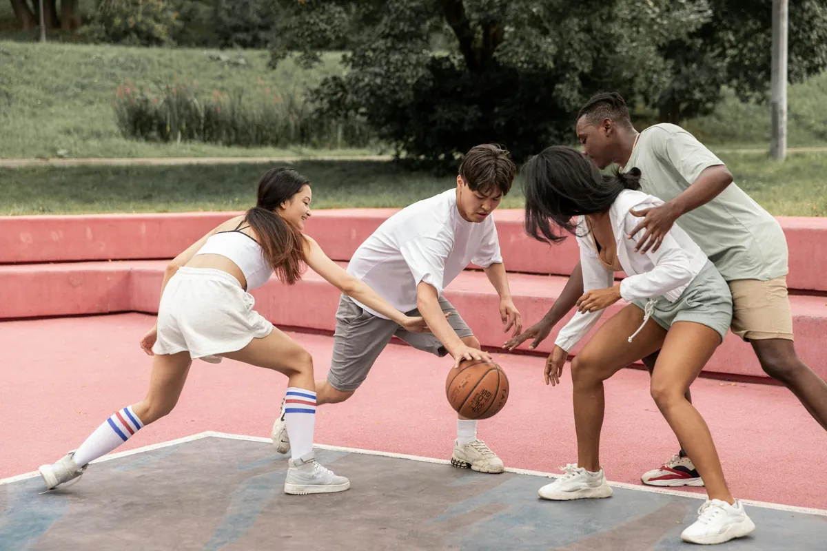 Adolescents jouant au basketball