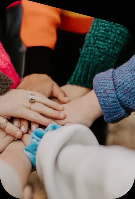 Mains de professionnels réunies, symbole de collaboration en réseau